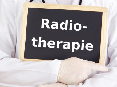 Doktor tahtaya bilgileri gösterir: radyoterapi