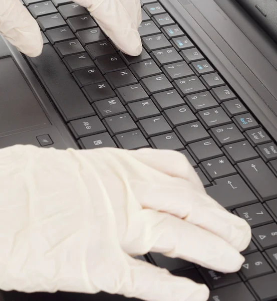 Person tippt auf dem Computer — Stockfoto