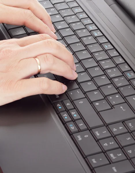 Person tippt auf dem Computer — Stockfoto