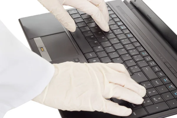 Person tippt auf dem Computer — Stockfoto