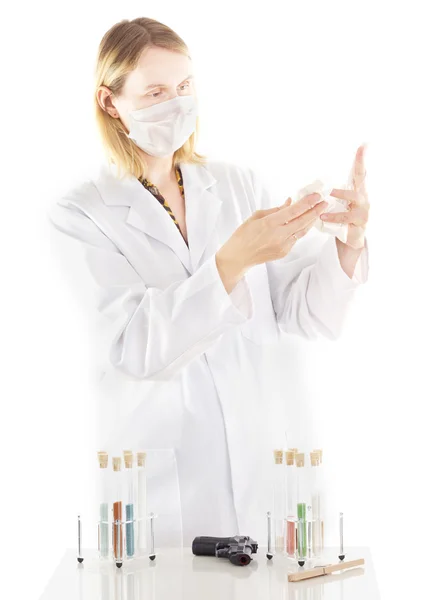 Pessoa que trabalha em laboratório farmacêutico — Fotografia de Stock
