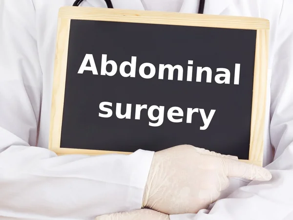 Doutor mostra informações: cirurgia abdominal — Fotografia de Stock