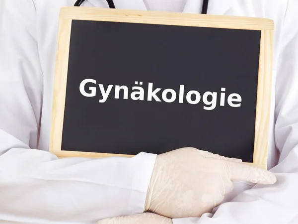 Doktor tahtaya bilgileri gösterir: Jinekoloji — Stok fotoğraf