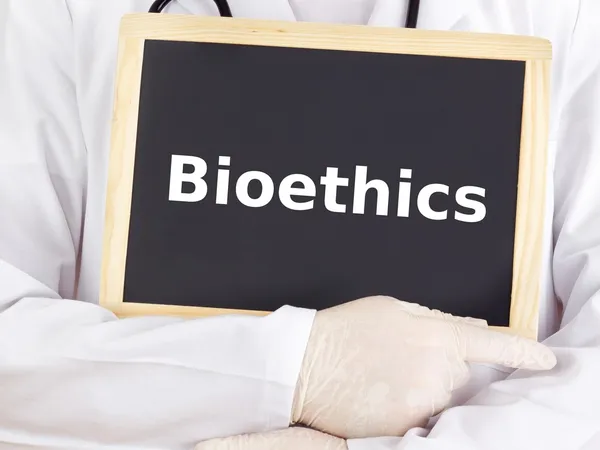 Läkare visar information om blackboard: bioetik — Stockfoto