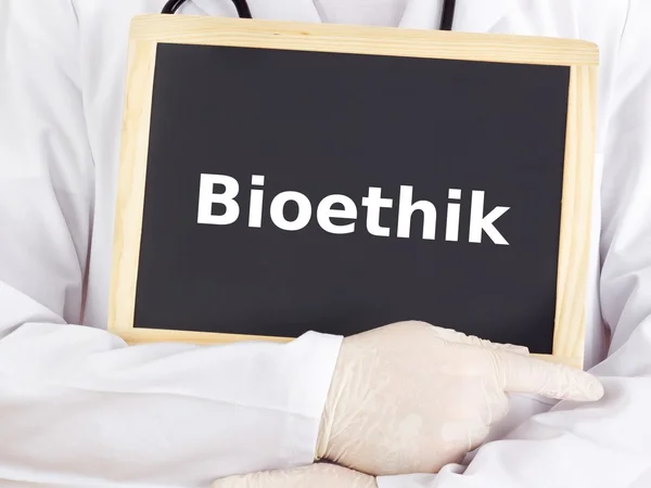 Arzt zeigt Informationen auf Tafel: Bioethik — Stockfoto