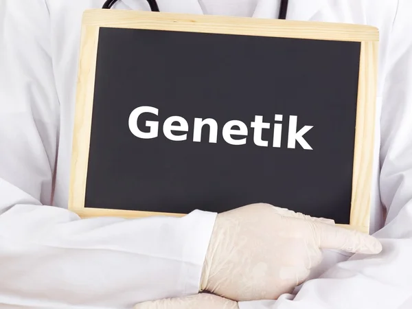 Läkare visar information om blackboard: genetik — Stockfoto