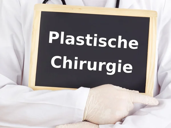 Le médecin montre des informations : chirurgie plastique — Photo