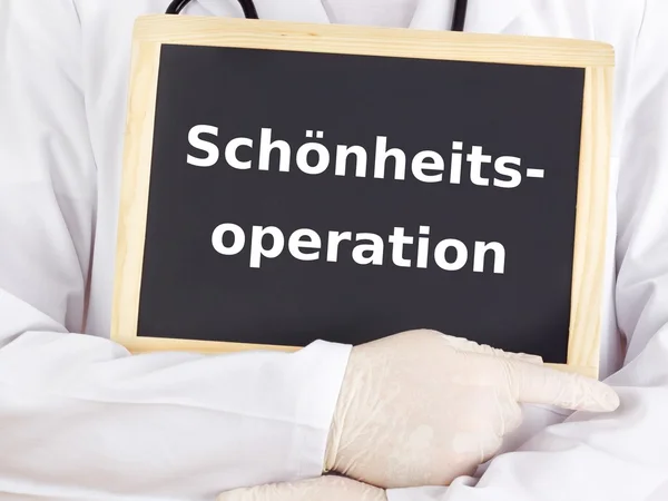 Arzt zeigt Informationen: Plastische Chirurgie — Stockfoto