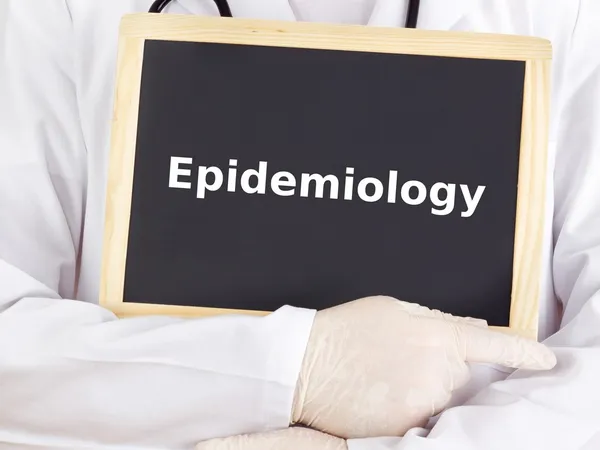 Médico mostra informações sobre quadro-negro: epidemiologia — Fotografia de Stock