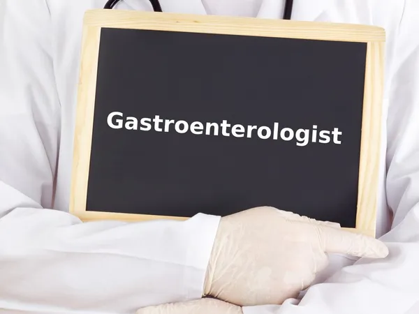 Le médecin montre des informations : gastroentérologue — Photo