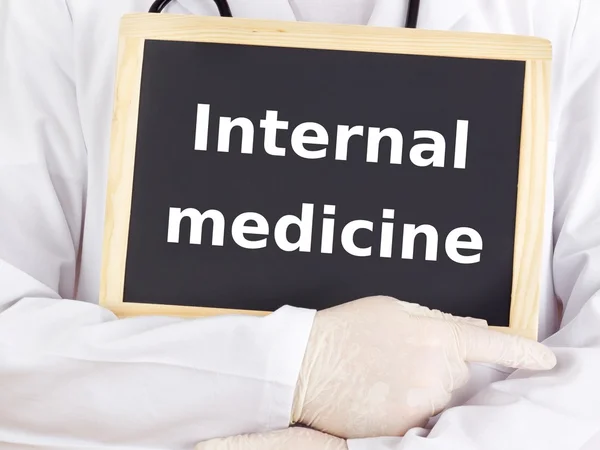 Arzt zeigt Informationen: Innere Medizin — Stockfoto