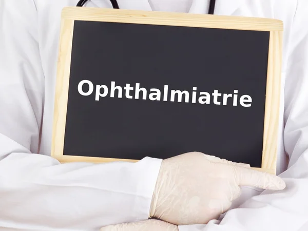 Le médecin montre des informations : ophtalmologie — Photo