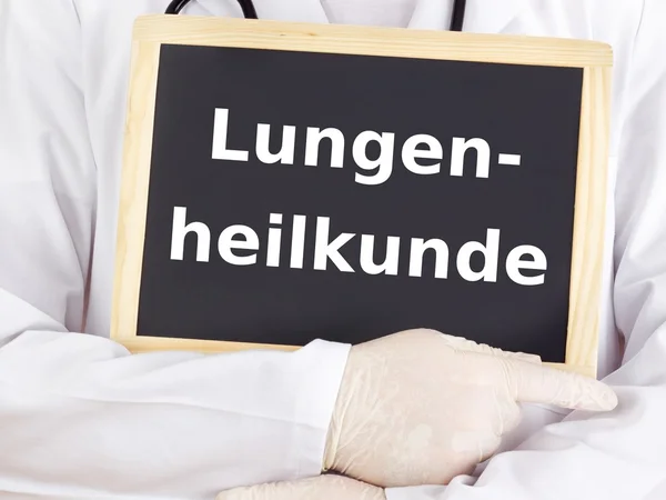 Arzt zeigt Informationen auf Tafel: Lungenheilkunde — Stockfoto