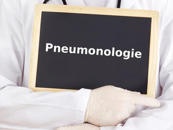 Legen viser informasjon på tavlen: pneumologi – stockfoto