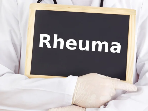 Medico mostra informazioni sulla lavagna: reumatismi — Foto Stock