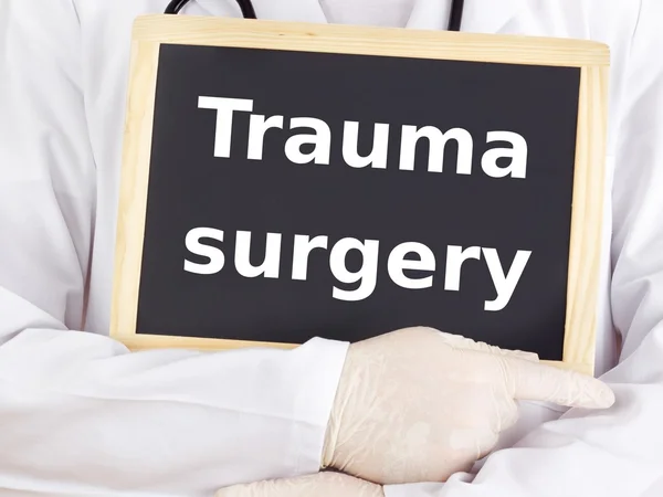 Doctor ukazuje informace: trauma chirurgie — Stock fotografie