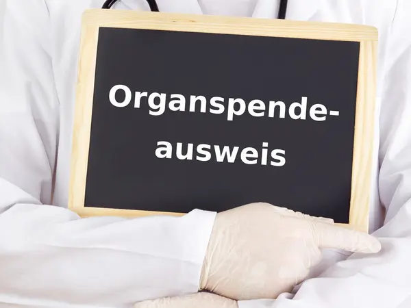 Arzt zeigt Informationen: Organspendeausweis — Stockfoto