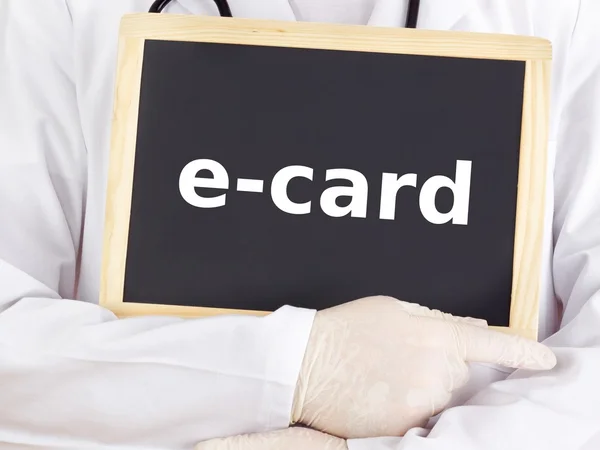 Врач показывает информацию на доске: e-card — стоковое фото