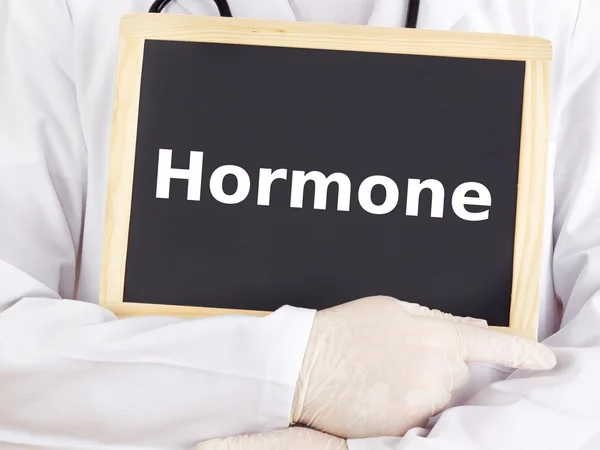 Arzt zeigt Informationen auf Tafel: Hormon — Stockfoto