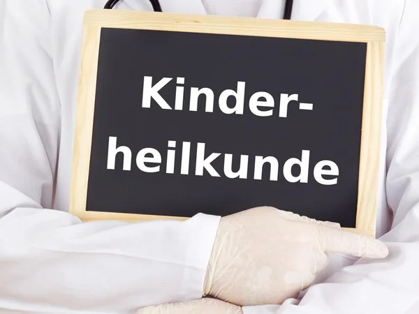 Arzt zeigt Informationen auf Tafel: Kinderheilkunde — Stockfoto