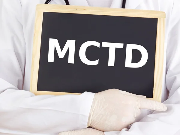 El médico muestra información sobre pizarra: MCTD — Foto de Stock