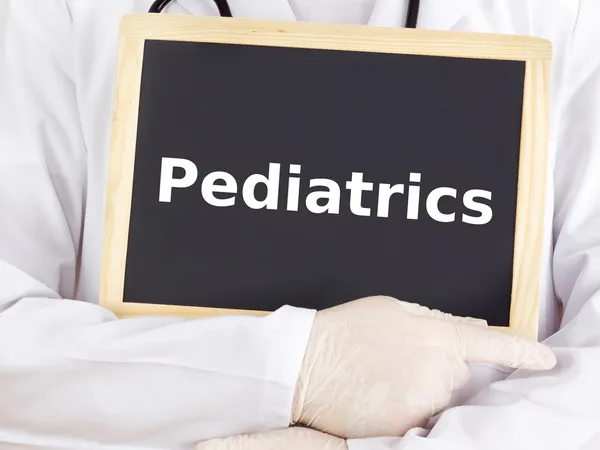 Lekarz pokazuje informacje na tablicy: Pediatria — Zdjęcie stockowe