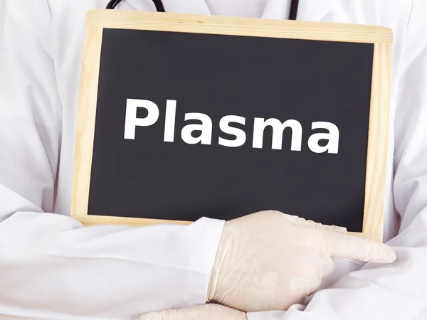 El médico muestra información sobre pizarra: plasma — Foto de Stock