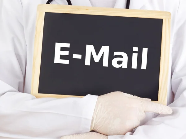 El médico muestra información en pizarra: e-mail —  Fotos de Stock