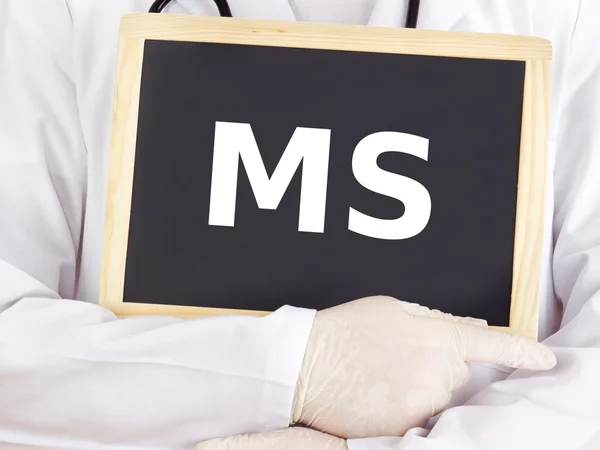 Médico mostra informações sobre quadro negro: MS — Fotografia de Stock
