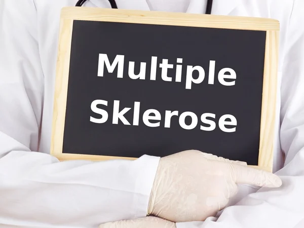 Arzt zeigt Informationen: Multiple Sklerose — Stockfoto