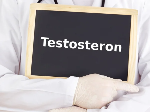 Doktor tahtaya bilgileri gösterir: testosteron