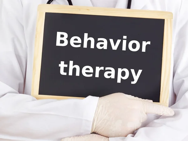 Doctor ukazuje informace: behaviorální terapie — Stock fotografie