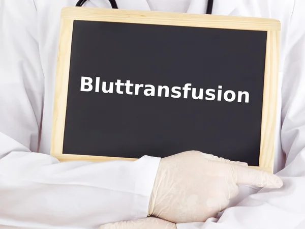 Le médecin montre des informations : transfusion sanguine — Photo