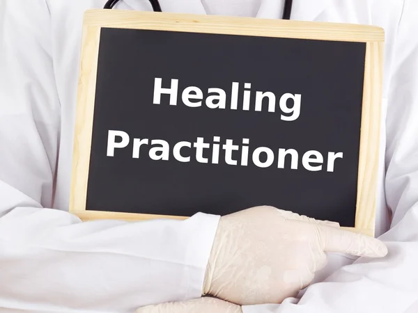 Läkare visar information: healing practitioner — Stockfoto