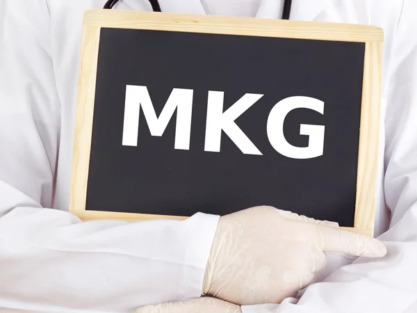 Arzt zeigt Informationen auf Tafel: mkg — Stockfoto