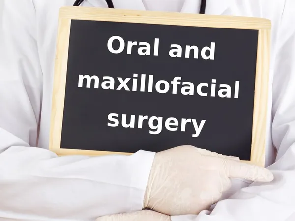 Läkare visar information: oral och maxillofacial kirurgi — Stockfoto