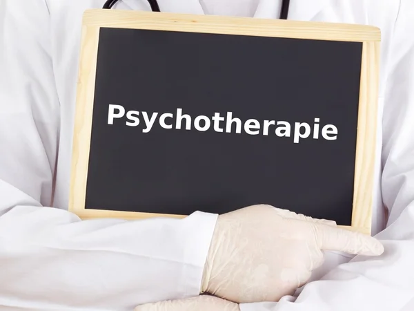 Arzt zeigt Informationen auf Tafel: Psychotherapie — Stockfoto