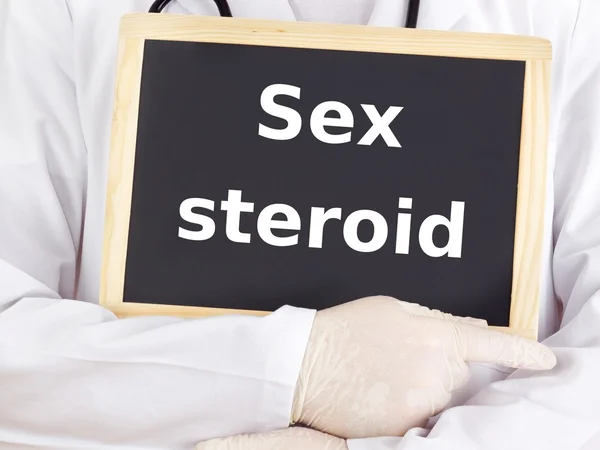 Médecin montre des informations sur le tableau noir : stéroïdes sexuels — Photo