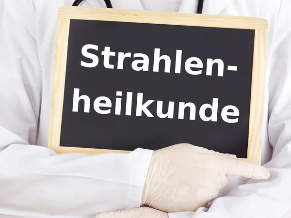 Arzt zeigt Informationen: Strahlenonkologie — Stockfoto