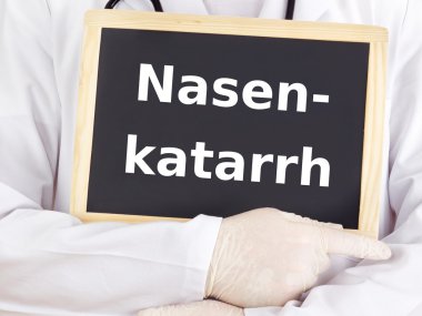 Doktor tahtaya bilgileri gösterir: rinit