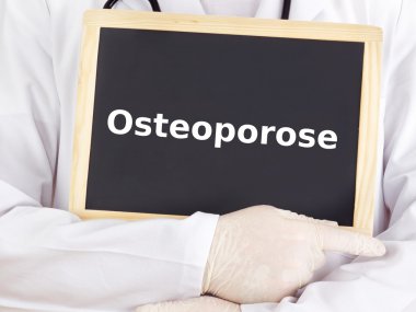 Doktor tahtaya bilgileri gösterir: osteoporoz