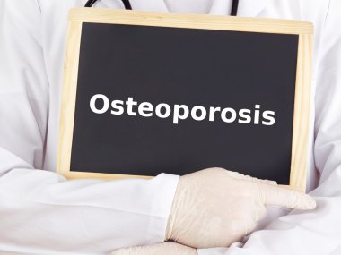 Doktor tahtaya bilgileri gösterir: osteoporoz