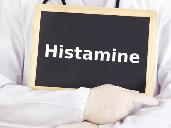 Doctor shows information on blackboard: histamine — Stock Photo, Image