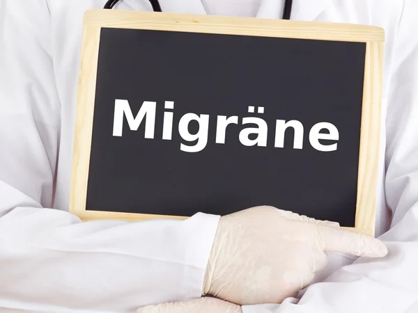 Arzt zeigt Informationen auf Tafel: Migräne — Stockfoto
