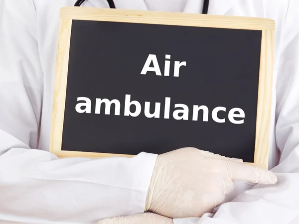 Arts toont informatie op blackboard: air ambulance — Stockfoto