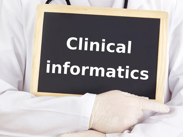 El médico muestra información: informática clínica — Foto de Stock