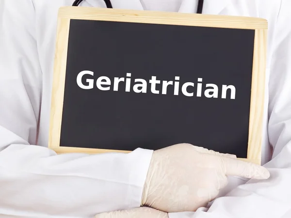 Dokter menunjukkan informasi di papan tulis: geriatrician — Stok Foto