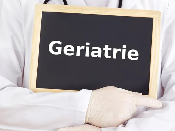 Medicul arată informații despre tablă: geriatrie — Fotografie, imagine de stoc