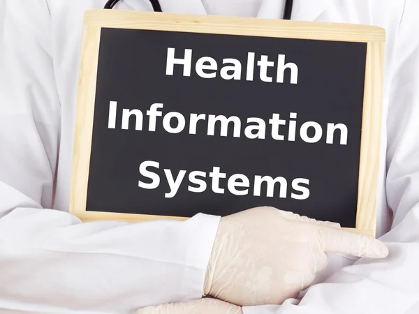 Arzt zeigt Informationen: Gesundheitsinformationssysteme — Stockfoto