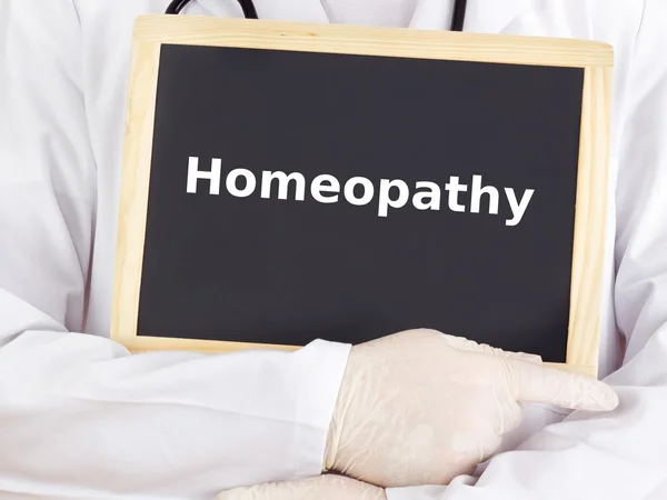 El médico muestra información sobre la pizarra: homeopatía — Foto de Stock